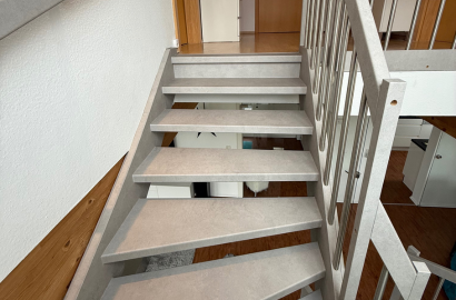 Treppe nach der Folierung mit neuem Oberflächendesign
