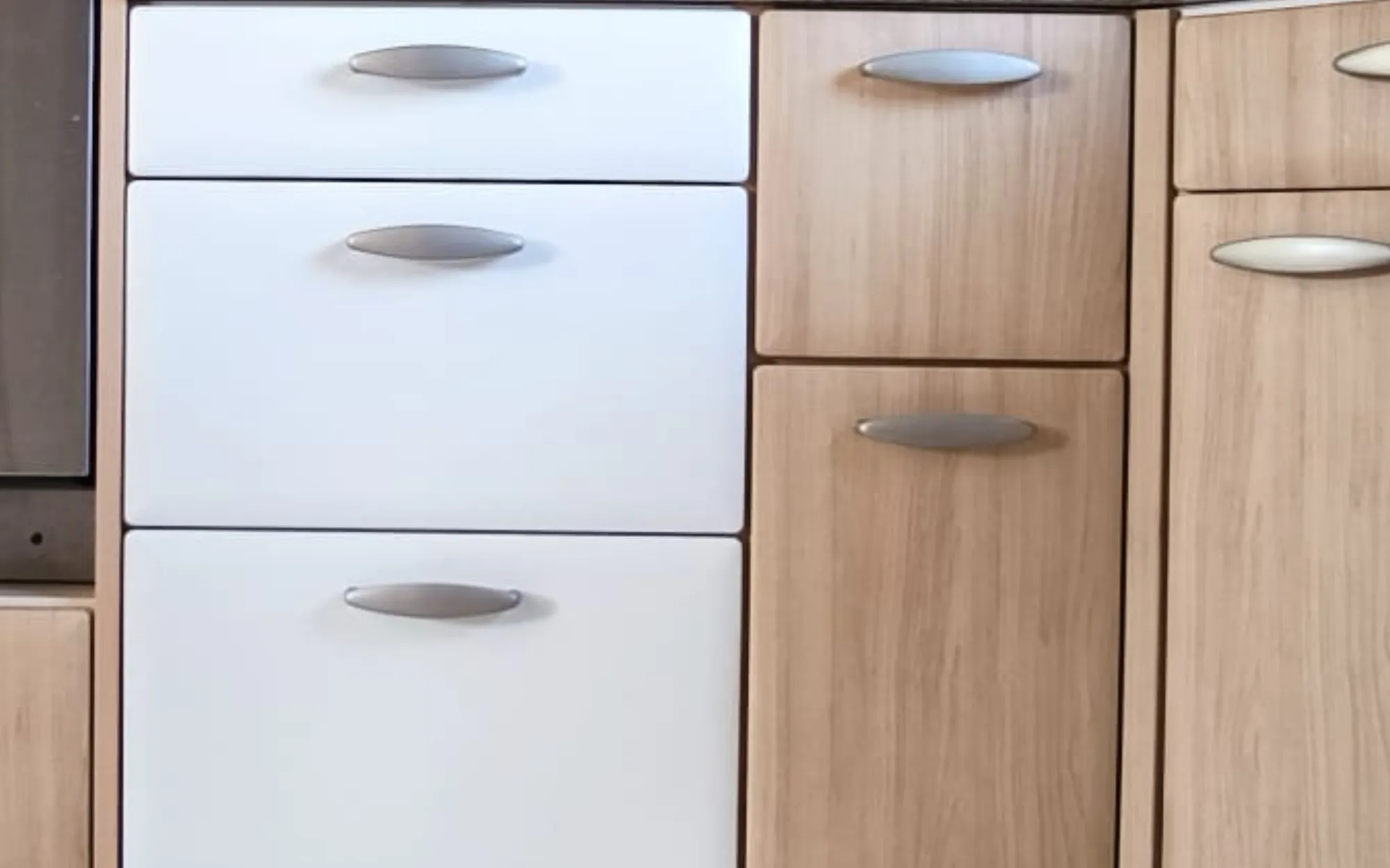 Küchenfolierung Ergebnis – Küche nach der Küchenfolierung durch FOLLIX im Rhein-Main-Gebiet