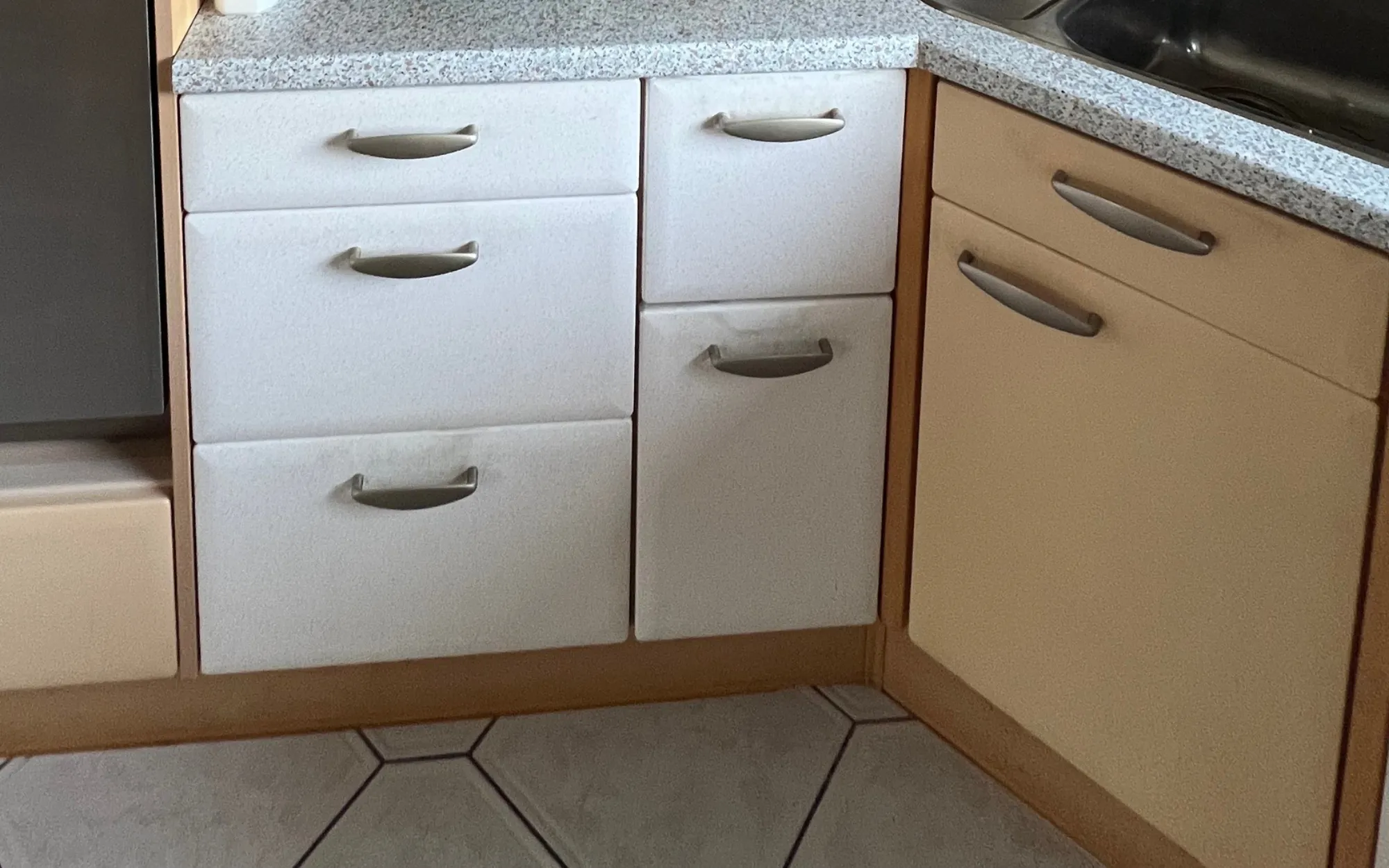 Küchenfolierung Frankfurt – Küche vor der Folierung durch FOLLIX im Ausgangszustand