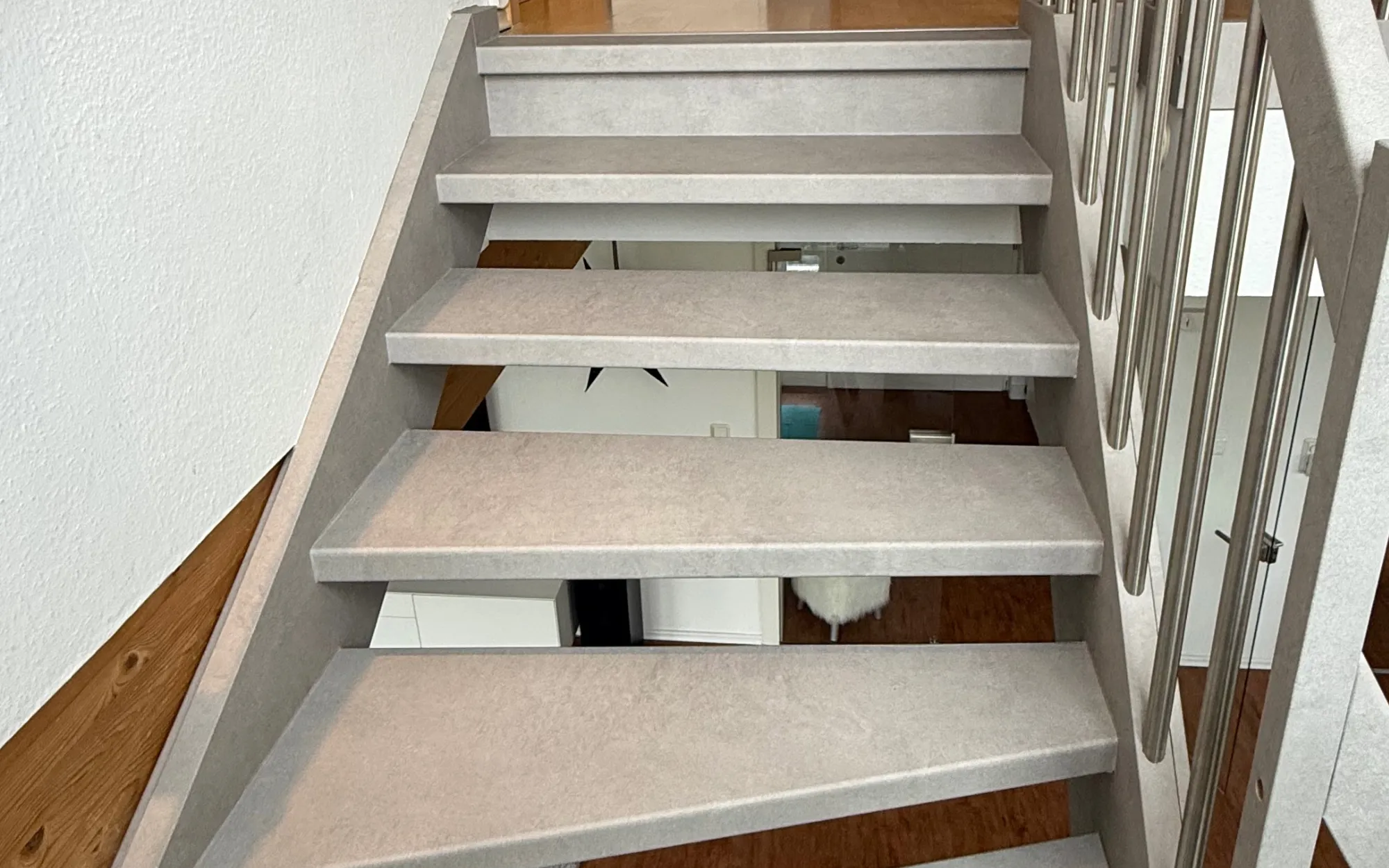 Holztreppe renovieren mit FOLLIX-Treppenfolierung im Rhein-Main-Gebiet — modernisierte Treppe mit hellen Trittstufen in Betonoptik