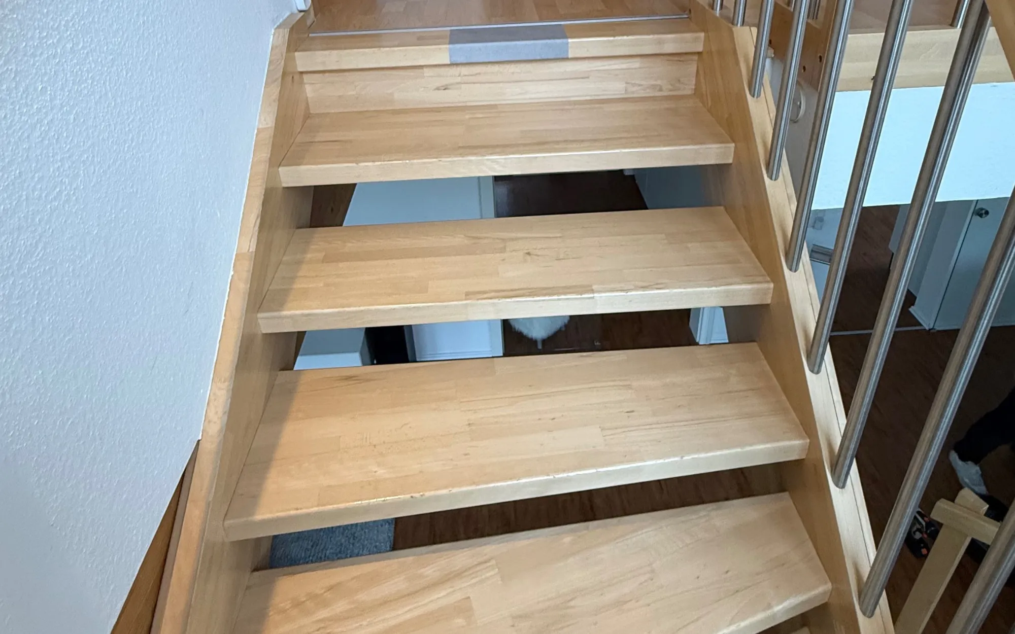 Vorher: alte Holztreppe aus hellem Buche-Holz mit sichtbaren Gebrauchsspuren — Ausgangszustand vor der FOLLIX-Treppenfolierung im Rhein-Main-Gebiet