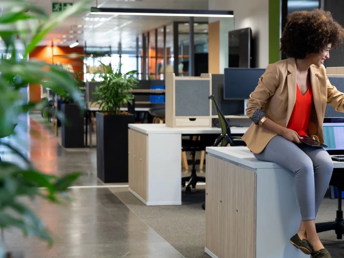 Büro-Folierung an Schreibtischen und Empfangstheke in Darmstadt
