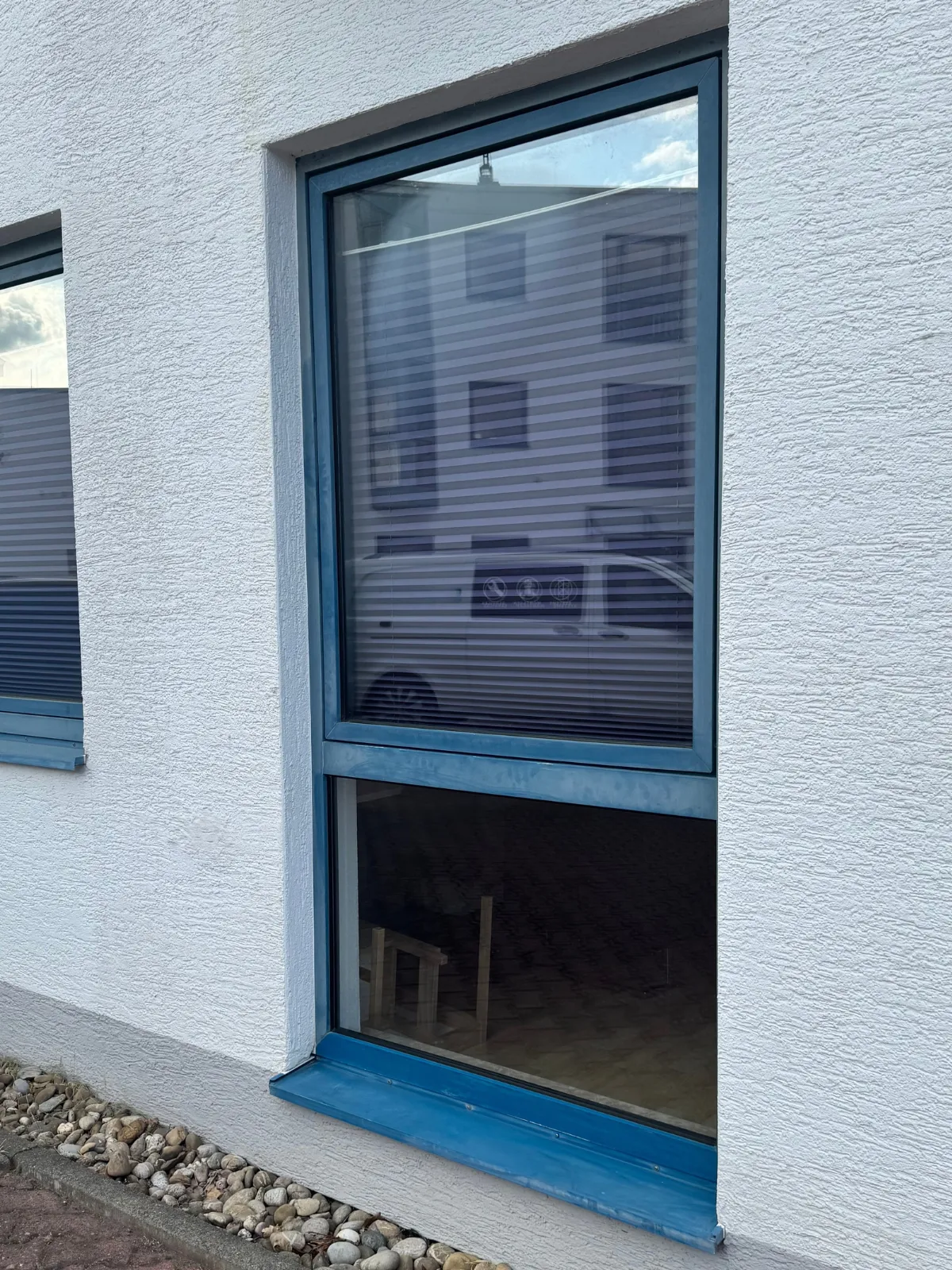 Fenster ohne Sonnenschutzfolie — Einblick in den Innenraum sichtbar, ungeschützt vor Sonneneinstrahlung